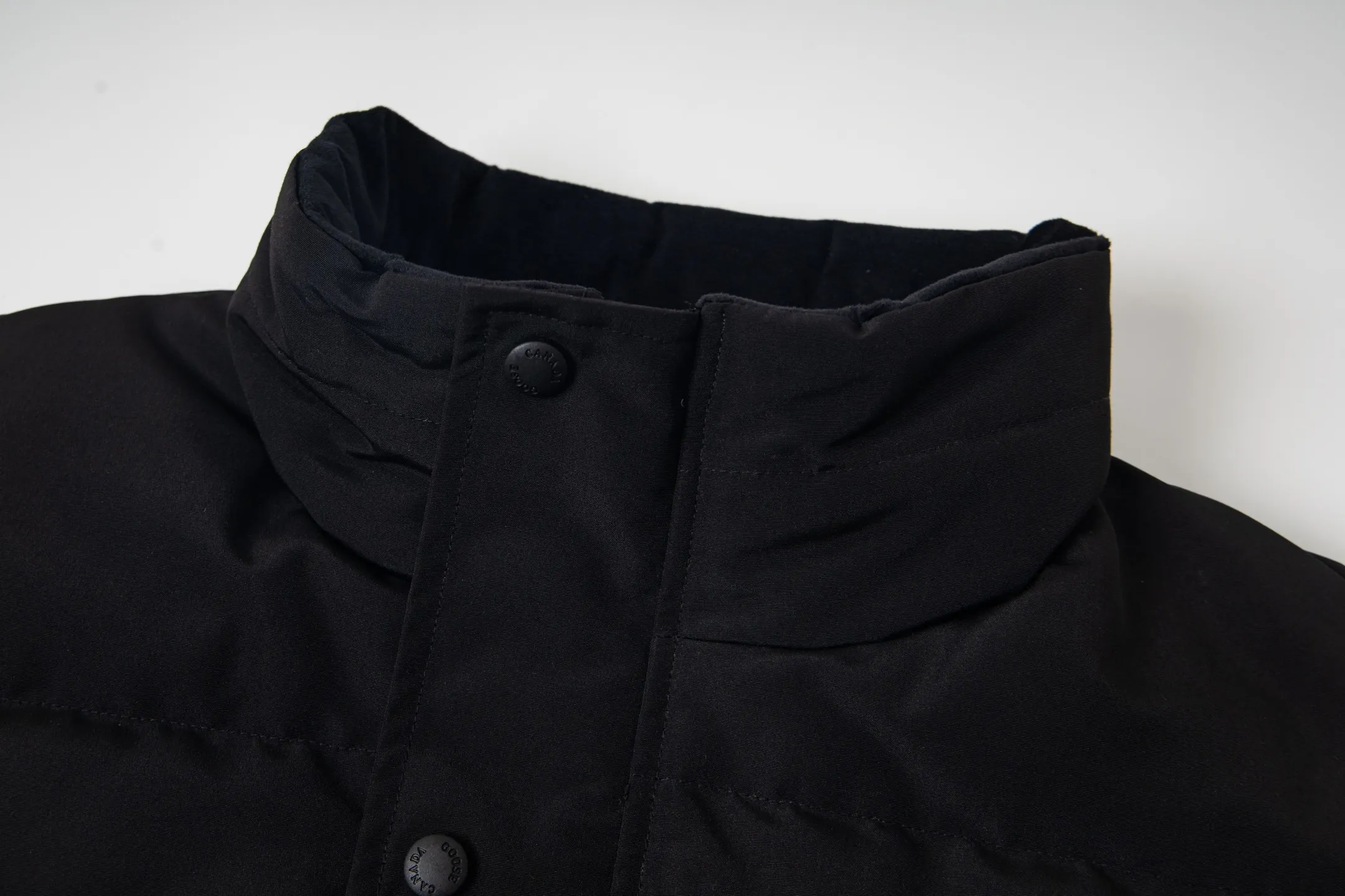 P360 Canada Goose/Canada Goose Black Label #Freestyle Crew 4151mb men's and women's vest down ➖ Imported Behringer embroidery machine customized 10,000-needle embroidery label! ➖ Imported 21-count polyester-cotton blended original fabric, using Feather-Light 10D waterproof coating fabric, made of 84.5% polyester fiber and 15.5% cotton, 100% the best feel in the entire network! ➖ The genuine official website uses the national standard 80 white duck down, and will never be misled by false claims such as 90 down or goose down! ➖ 100% nylon nylon lining with double double-layer sealing design to prevent velvet from running away. Top-grade polar fleece is used in the collar and pockets to keep warm and comfortable! ➖ Yoshida YKK provides original custom-made electroplated sliders. YKK two-way lockable zippers are tight and smooth and will not peel off paint! ➖ 3M composite original Velcro is durable, and all accessories and hardware are disassembled and customized! ⛔No slander, no exaggeration, no need for too much copywriting, because it is focused, it is professional!  SIZE: XS S M L XL XXL